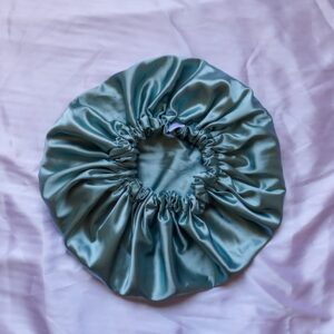 bonnet en satin vert